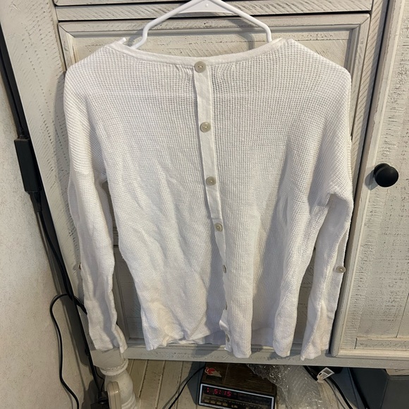 Max Studio white top button down in the back - Picture 2 of 4